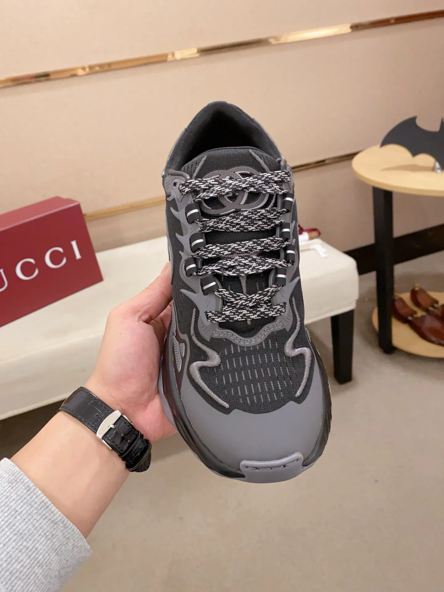 Men's shoes💰: 840💰High version of Gucci series couple's thick-soled sneakers! Gucci Gucci wave shoes Gucci's new designer has brought a new design, with a more comfortable foot feel and a new wave design. GUCCI's new Ripple wave shoes have an upper made of soft nappa leather and mesh. The foamed TPU midsole provides excellent comfort and feels like falling into the clouds. This new sports shoe adopts a thick-soled design, with a stitched leather upper and mesh, showing a full sense of technology. The two major brand logo details, the 3D-effect interlocking Double G leather patch and the Gucci letter metal hardware, inject a dazzling texture into the overall design. These shoes are crafted from silver metallic leather. Silver metallic leather, leather piping mesh details, Gucci lettering metal hardware, interlocking double G patch, lightweight rubber sole, top stitching and comes with a pair of shoelaces. Size: Women's 35-40 (can be customized to 34.41).        Male 39-44 (38.45 can be customized).